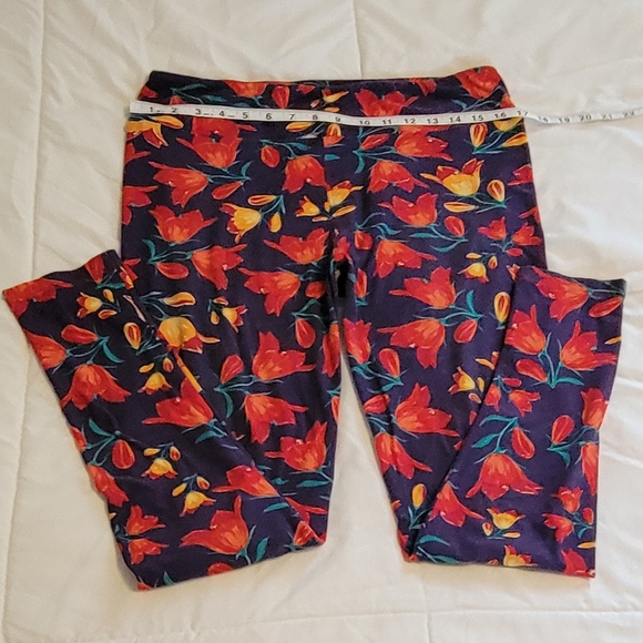 LuLaRoe pretty red & gold tulip flowered leggings. Sz: Tall & Curvy - Picture 3 of 4